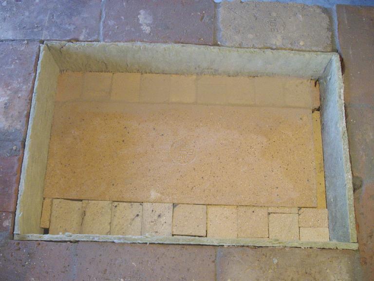 Suletud plaadi ja kividega.