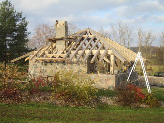vaade väliköögile tagant. See väike auk, mis läbi põõsaste paistab on korstnalõõride puhastuseks