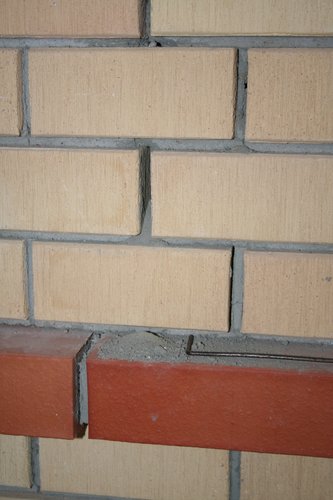 Vasakul küljel olevad praod ja näide pudedast vuugist