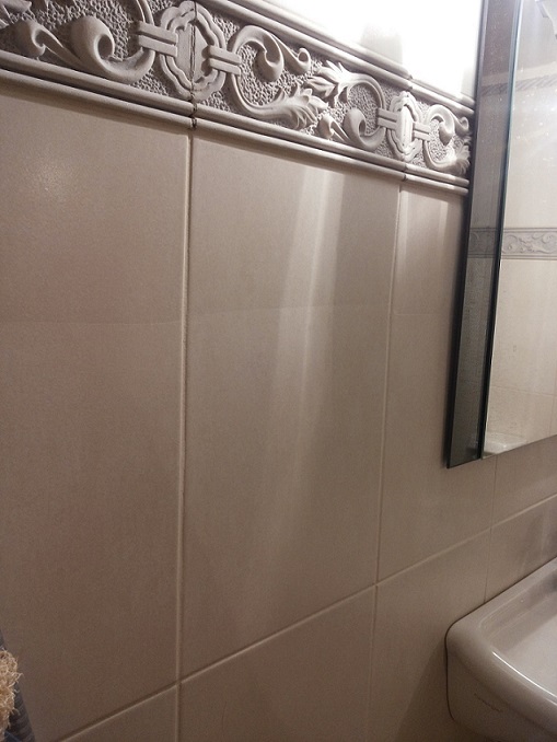 Soojema seina poolne sein. Porte all on näha terve rea plaatide murdumine