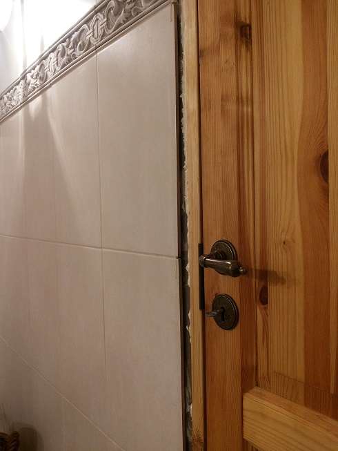 Külmema seina poolne sein. Siin on näha kuidas plaadid on seina küljest lahti