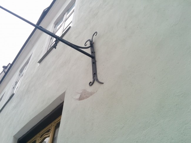 Raam seina küljes.jpg
