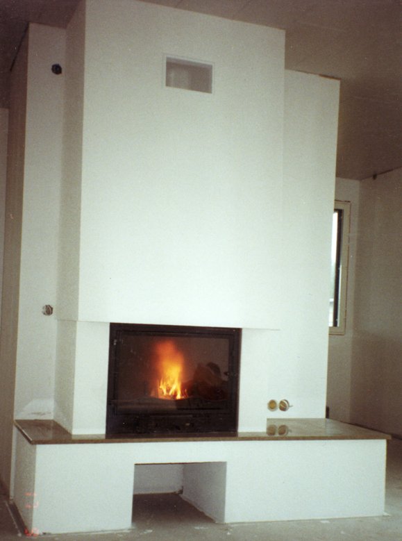 Struktuurvärviga võõbatud kamin.