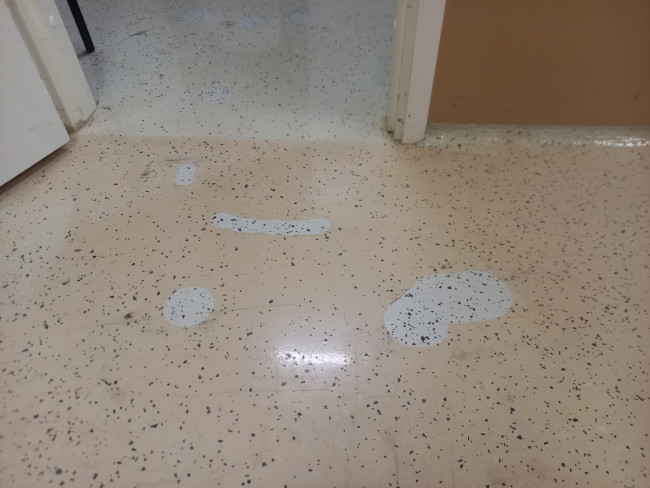 näha on nii vetsu kui ka koridori põrandat ja paranduskohti