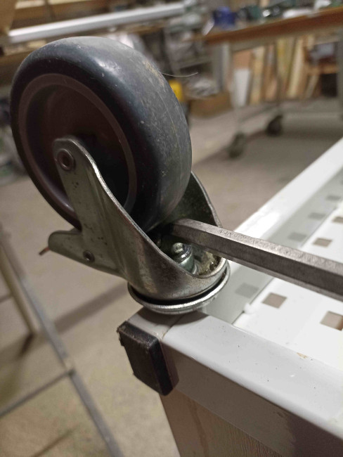 Ratas sisekuuskandiga ja võtmega.jpg