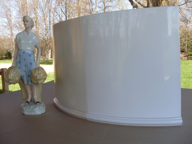 vasakul pool valge siidmatt, paremal läikiv