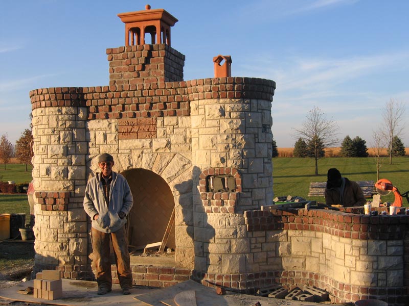 Ma ei mõtle ümaraid vorme, vaid paigutust. Ehk seal kus parempoolne vennike askeldab võiks olla pliidi koht.